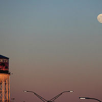 Moon Glow //images.artistrunwebsite.com/gallery/img_1899861464853294_large.jpg?1474868627