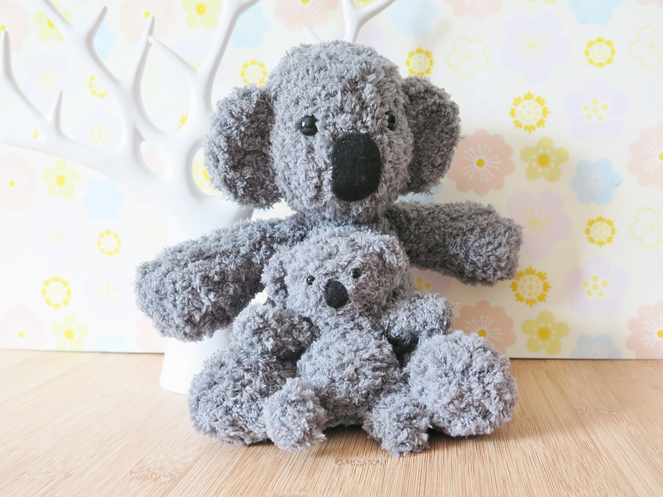 Oil painting Koala en peluche avec bébé koala by Genevieve Desy
